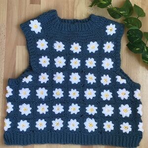 AMAZING Vintage Handmade Crocheted Daisy Sweater Vest in Blue and White